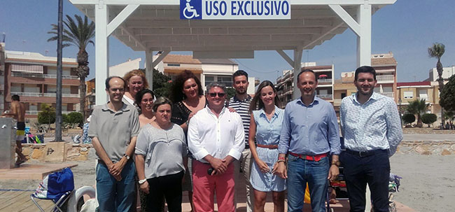 FAMDIF visita, junto al consejero de Turismo, la nueva zona adaptada en la playa del Espejo de Los Alcázares