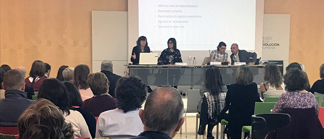 Elena Antelo, directora gerente de COCEMFE, a la izquierda, durante su intervención en el Congreso