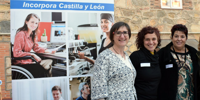 Mª Jesús Pinela Sánchez (promotora laboral COCEMFE), Pilar García Arroyo (orientadora laboral COCEMFE) y la alcaldesa de Segovia, Clara Luquero.