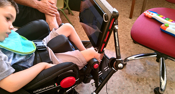 Un estudiante participante en el proyecto IncluyE+D de COCEMFE