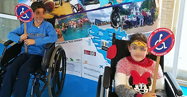 Dos menores en el stand de FEGADI COCEMFE en Juvelandia 2017