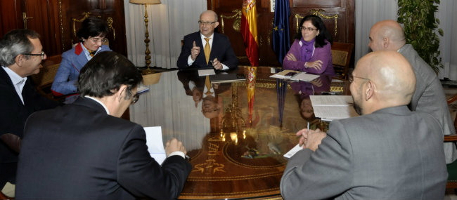 Foto familia del encuentro con Cristobal Montoro