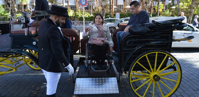 FAMS-COCEMFE Sevilla celebró el Día de la Discapacidad con paseos en un coche de caballos accesible