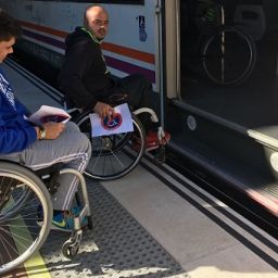 Personas con movilidad reducida subiendo al tren