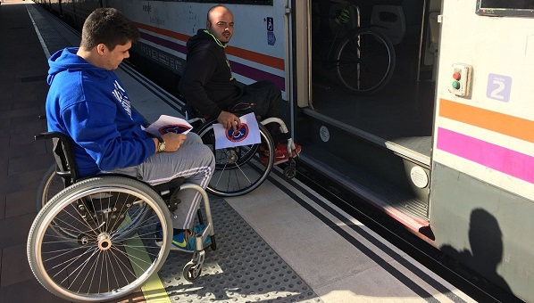 Personas con movilidad reducida subiendo al tren