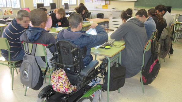 Aula con persona con discapacidad