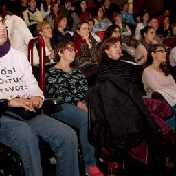 Sala de cine con personas con discapacidad