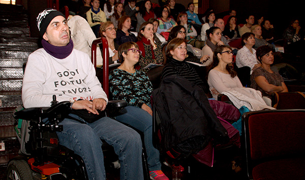 Sala de cine con personas con discapacidad