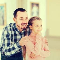 Padre e hija en un museo