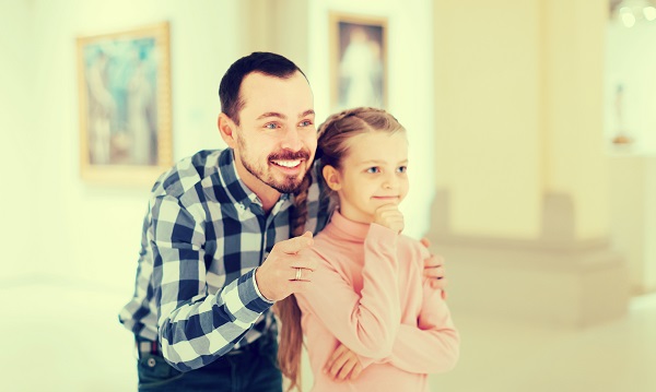 Padre e hija en un museo