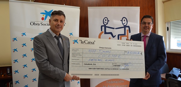 Sánchez de la Nieta y Perea en el momento de la entrega del cheque