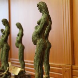 Imagen la escultura de los Premios FEBHI