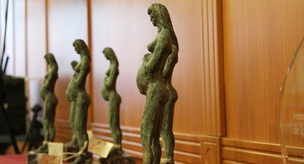 Imagen la escultura de los Premios FEBHI