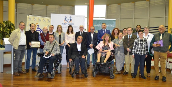 Foto de familia de los premios literarios “Superación Personal y Discapacidad”, entregados por FAMA