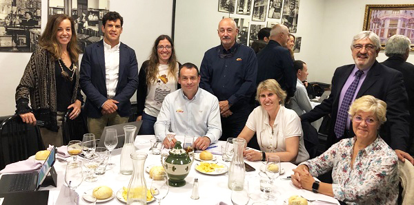 Foto de familia de las personas galardonadas en los premios de deporte adaptado de la FEDDF