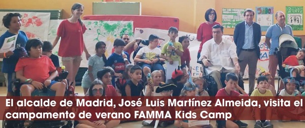 El alcalde de Madrid, José Luis Martínez-Almeida, visita los campamentos inclusivos