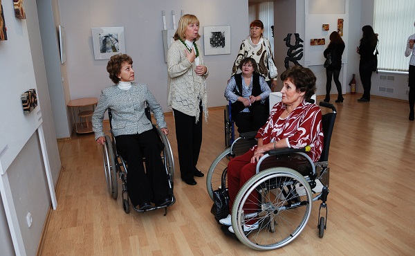 Mujeres con discapcidad visitando un museo y contemplando las obras expuestas