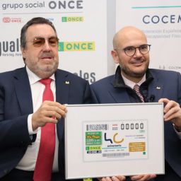 Miguel Carballeda, presidente del Grupo Social ONCE, y Anxo Queiruga, presidente de COCEMFE, presentan el cupón conmemorativo del 40 aniversario de COCEMFE