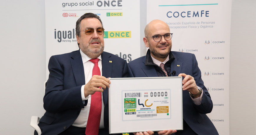 Miguel Carballeda, presidente del Grupo Social ONCE, y Anxo Queiruga, presidente de COCEMFE, presentan el cupón conmemorativo del 40 aniversario de COCEMFE