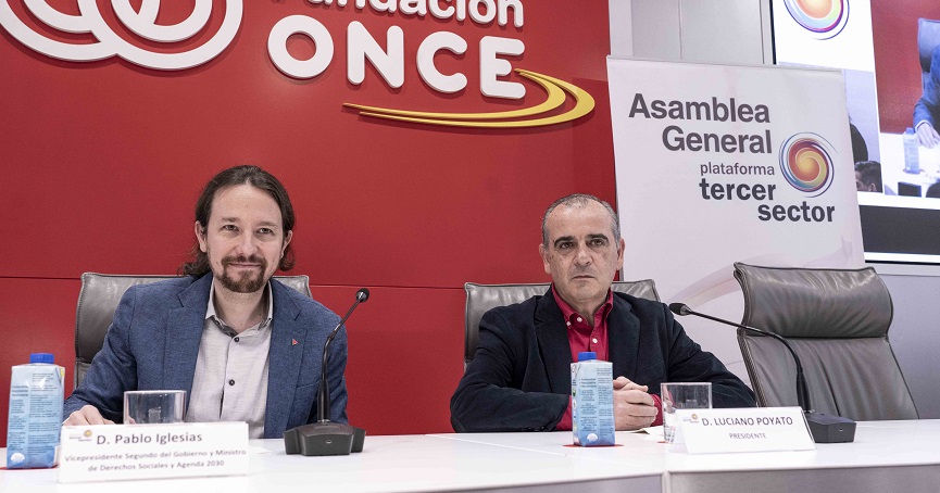 Pablo Iglesias y Luciano Poyato durante la Asamblea de la Plataforma del Tercer Sector