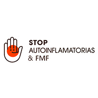 Logotipo de la Asociación Española de Enfermedades Autoinflamatorias y Fiebre Mediterránea Familiar (Stop Autoinflamatorias-FMF), con una mano naranja estilizada junto al texto "STOP Autoinflamatorias & FMF" sobre fondo blanco.
