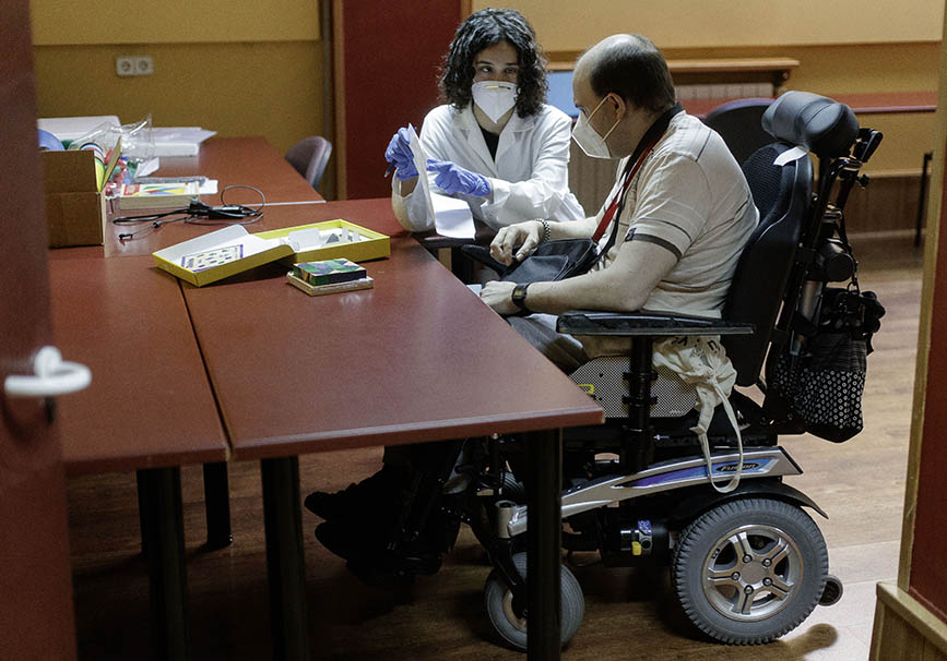 Las trabajadoras de la residencia de COCEMFE han redoblado los esfuerzos para prestar atención a sus residentes durante la pandemia de COVID-19