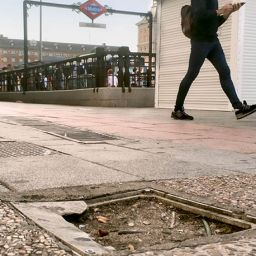 Acera de una calle de Madrid en mal estado