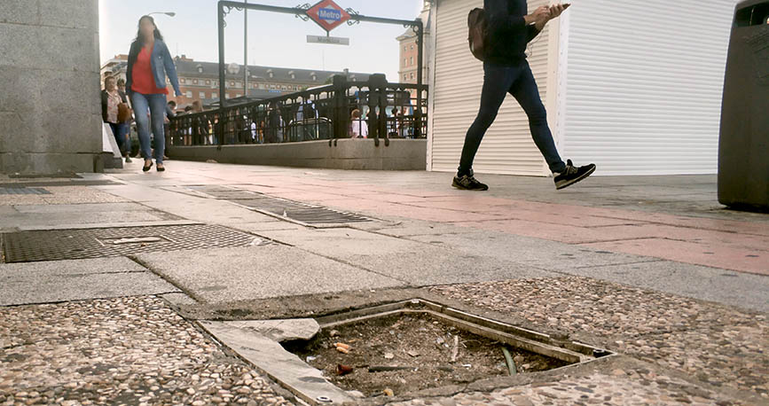 Acera de una calle de Madrid en mal estado