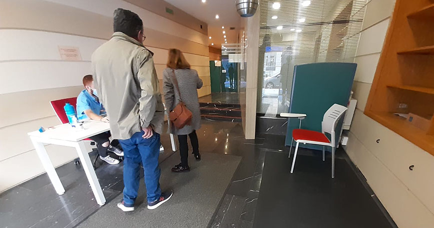 FEKOOR insta a solventar la falta de accesibilidad en un local de vacunación de Bilbao