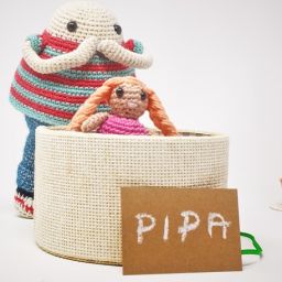 Imagen de la campaña de AMES sobre Coco y Pipa
