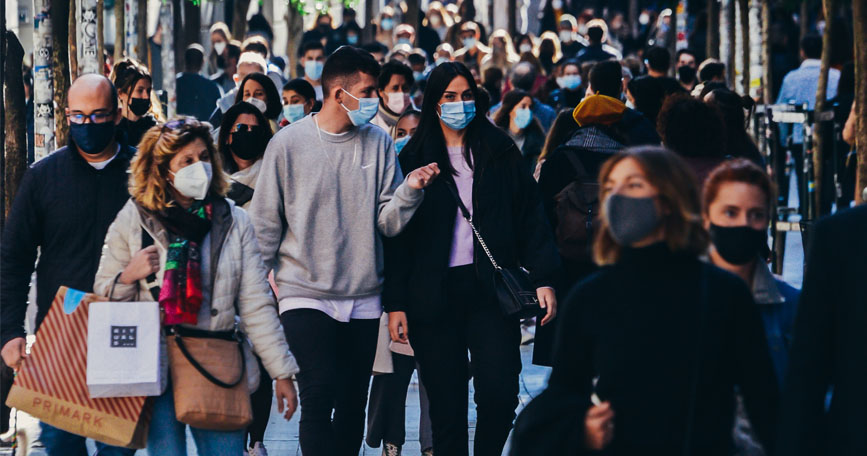 Un grupo de personas paseando por una calle céntrica de Madrid