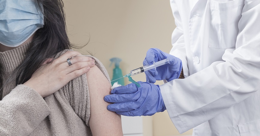Mujer vacunandose contra la COVID-19