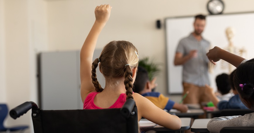 Niña con discapacidad pidiendo ser escuchada