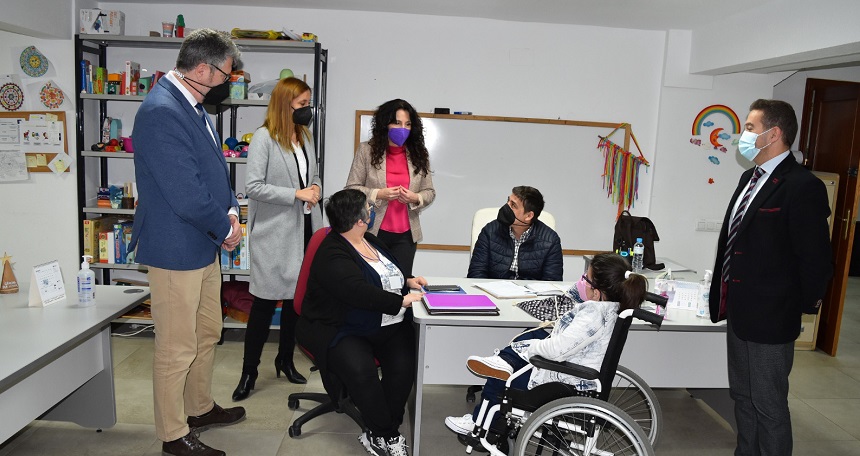 La Junta de Andalucía visita la Oficina de Vida Independiente de COCEMFE Huelva