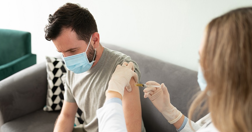 Imagen de una persona poniéndose una vacuna