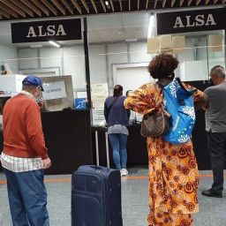 Imagen genérica de pasajeros en el stand de ALSA