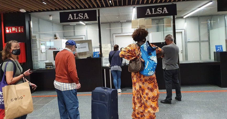 Imagen genérica de pasajeros en el stand de ALSA