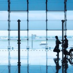 Una persona con movilidad transita por un aeropuerto