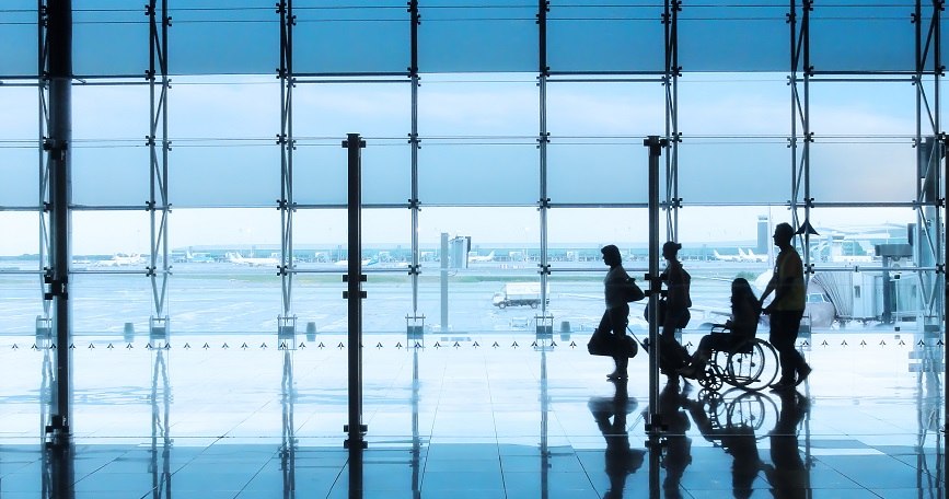 Una persona con movilidad transita por un aeropuerto