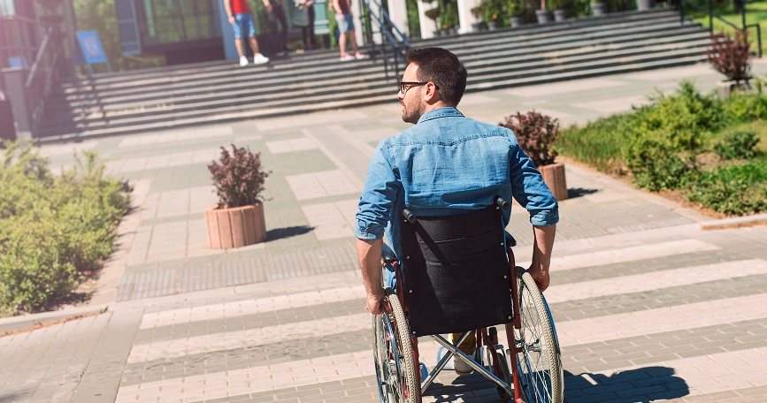 Persona con discapacidad paseando en silla de ruedas