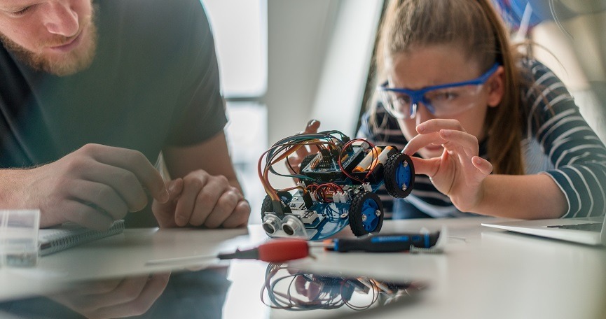 Una mujer realiza las prácticas de una Formación Profesional