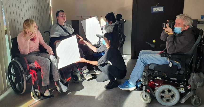 Personas con discapacidad física en el taller fotográfico