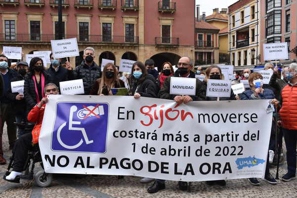 Concentración protesta contra la ordenanza que obliga al pago de la ORA a las personas con discapacidad.