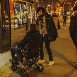 Mujer con discapacidad accediendo a transporte público