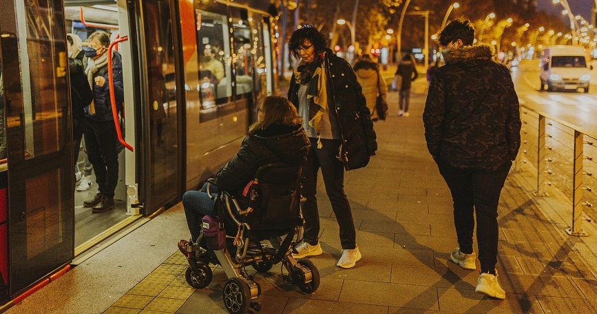 Mujer con discapacidad accediendo a transporte público