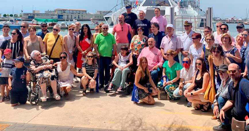 Botadura del catamarán accesible en Santa Pola, Alicante.