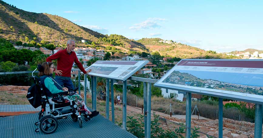 Imagen de una persona con movilidad reducida realizando una ruta accesible