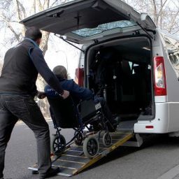 Taxi adaptado para personas con movilidad reducida