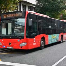 Bilbobus denunciará a los vehículos aparcados en sus paradas.