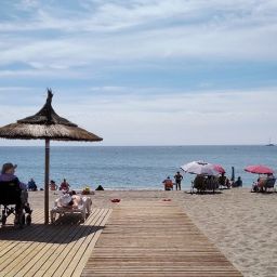 Imagen de una playa con un punto accesible